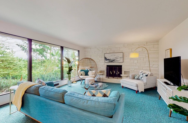 Dog-friendly retreat with gorgeous garden & setting - near the best of Seattle