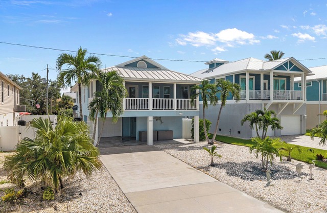 *Dolphin Run Retreat*Awesome Ft. Myers Beach Home!Steps to Ocean!