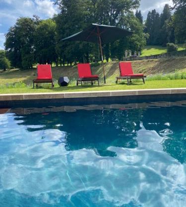 Domaine de Montmery sa piscine son jardin ses espaces