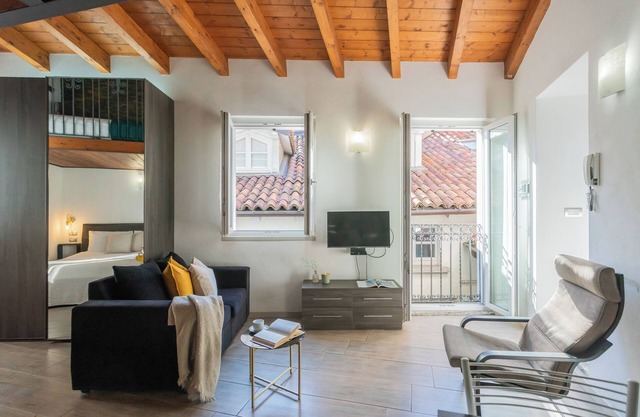 Domus 4 in Como - Studio Apartment, Sleeps 4
