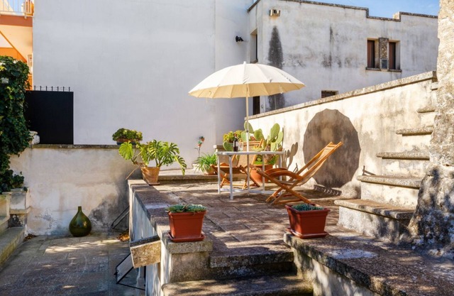 Domus Perrone with patio&garden! 10min from sea!