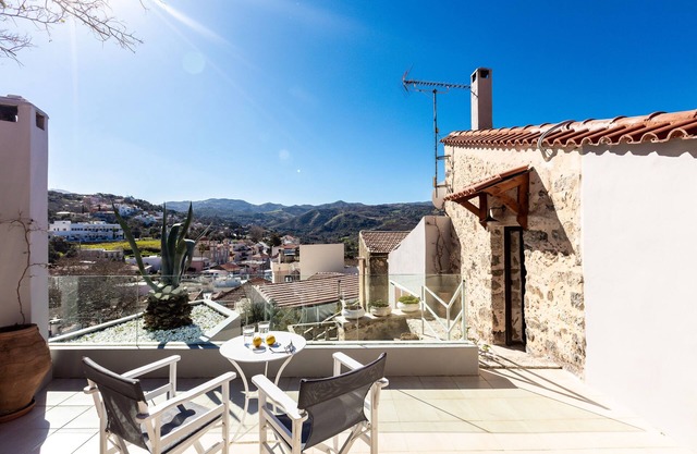 Domus Polymnia-Beautiful Stone Built, 2 bedroom apt With Stunning Mountain Views