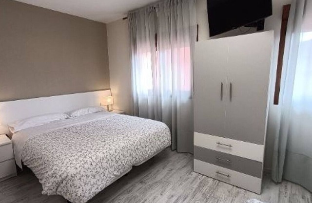 Double room with hydromassage bathtub 80