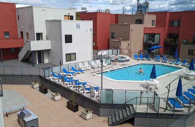 Downtown 2 bdrm Condo Steps Away From the Willamette River. Year Round Hot Tub