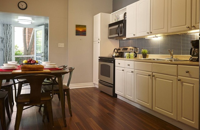 Downtown Hamilton 2 Bedroom Private Home With Fenced Deck- Chic And Comfortable