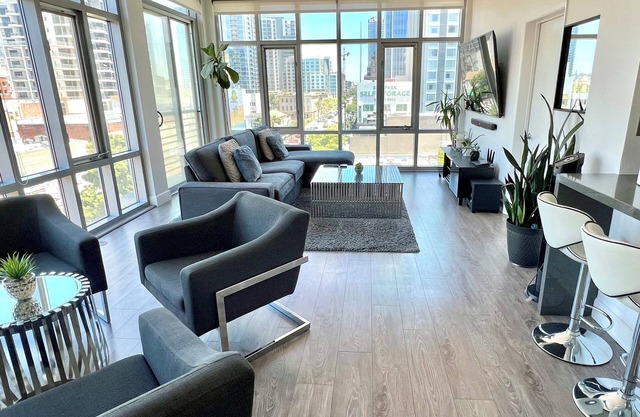 Downtown Luxury - 2 bed/2 bath/2 parking