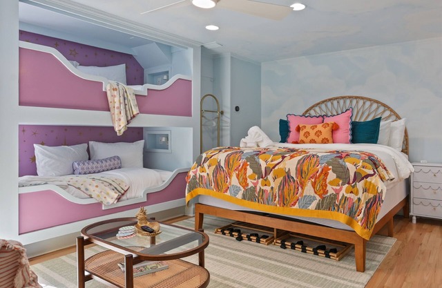 Downtown Savannah Condo on Jones St * Full Kitchen * Walk to Forsyth Park