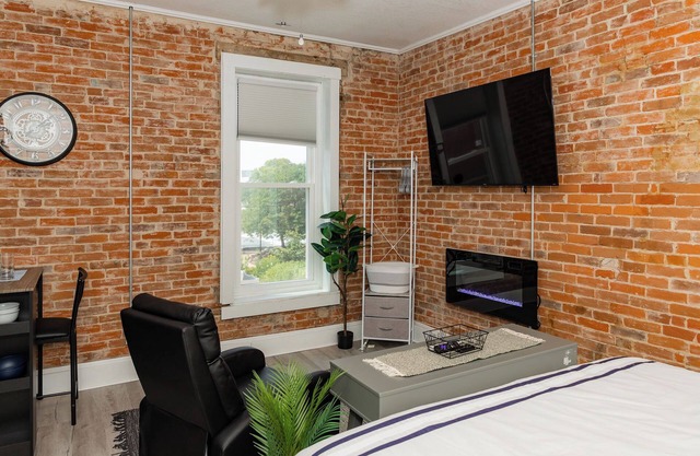 Downtown Studio great for a weekend getaway or longer work stay!