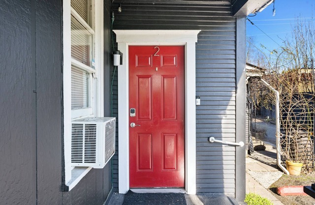 Downtown Walkable 1-bedroom Couples Retreat With Large Soaking Tub