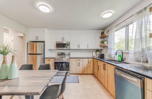 Dream Spot-HOT TUB close to Dtown, 10 min to the Airport, tons of Food Options!