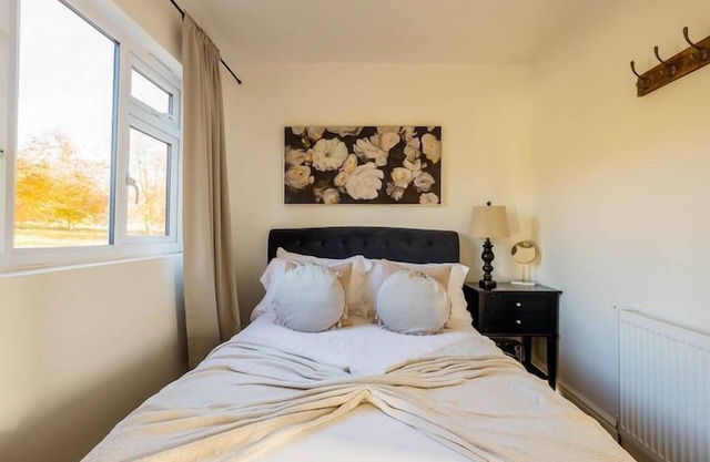 DREAMWOOD - SLEEPS 2 | HOT TUB | BBQ | PETS ALLOWED | WI-FI | SECLUDED PATIO