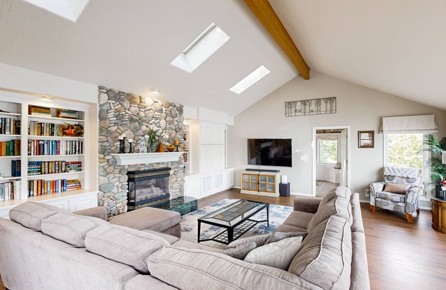 Dreamy lakefront gem with dock, water frontage, large deck & fast WiFi