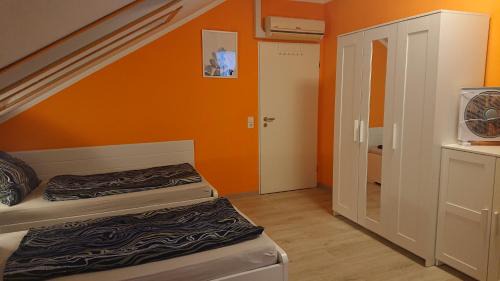 Dreibettzimmer mit Gemeinschaftsküche und je 2 Dusch- und 2 Toilettenzimmern