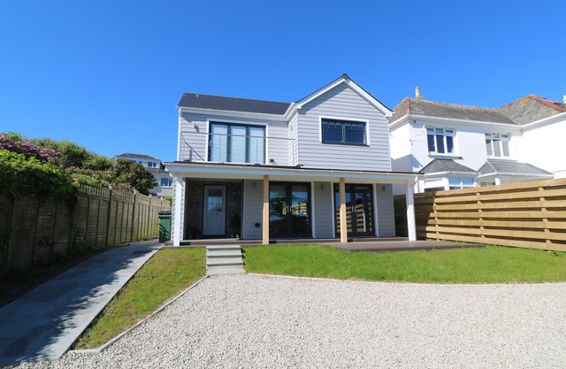 DRIFTWOOD HAVEN, pet friendly, luxury holiday cottage in Carbis Bay