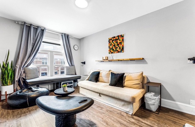 DT Oasis 2 bed w/Parking & 15 min to CN Tower