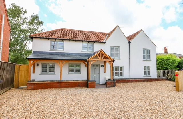 DUCK POND COTTAGE, pet friendly, with open fire in Long Sutton
