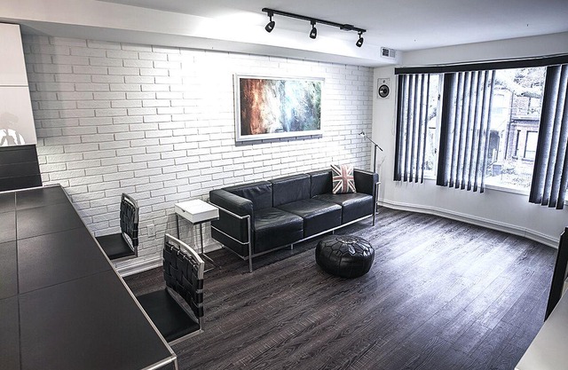 DUNDAS SQUARE Luxury Apartment - hybrid office!!
