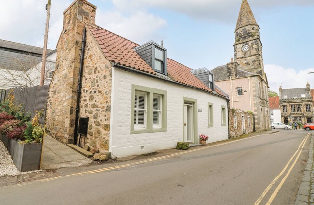 DUNIRA, pet friendly, character holiday cottage in Falkland
