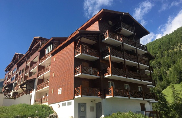 Duplex apartment, sleeps 4/5 - fabulous in ski season, glorious in summer!