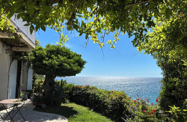 Duplex on the water Corniche Kennedy, 4-5 persons, Beach, terrace, garden.