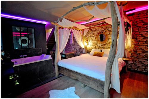 Duplex Safari jusqu'à 4 personnes, Spa XXL, day use, cinéma, cascade et lit sous les arbres