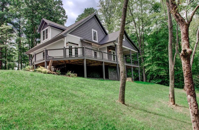 Dynamite Ridge | Mountain Home Near Asheville | Private Hiking