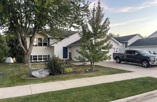 EAA House! Cozy sub division home within 2 miles of EAA grounds!