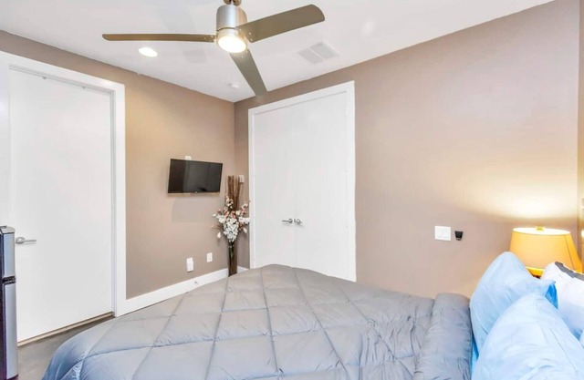 EaDo w/Rooftop Bar | City Views | Private Jacuzzi