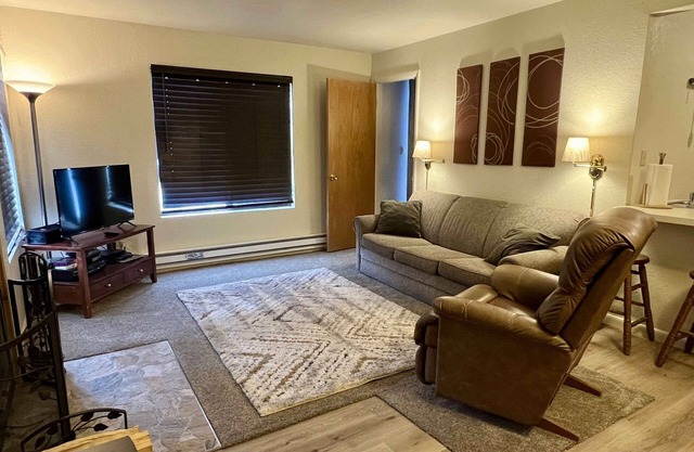 Eagle Point Resort Condo steps from Lodge & Ski Lift!