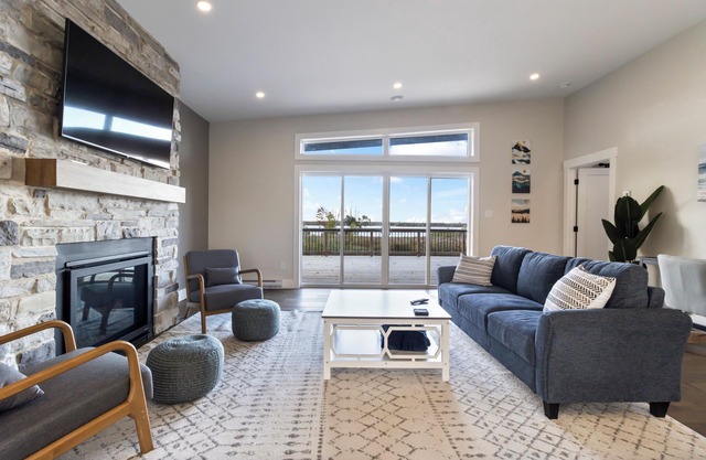 Eagles Point - Waterfront Wilderness Retreat with Stunning Views!