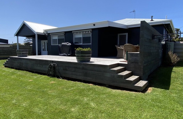 East Beach house. Sleeps 8 WiFi and pets