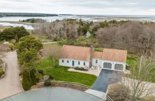 Eastham, 4BR, backs up to National seashore, water views of Salt Pond Bay