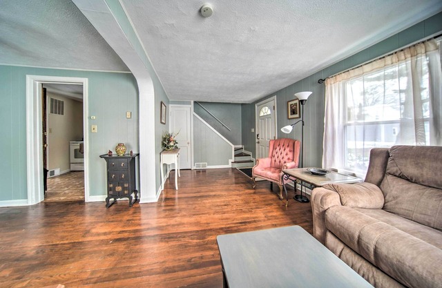 Eastlake Home w/Patio < 1 Mi to Lake Erie!