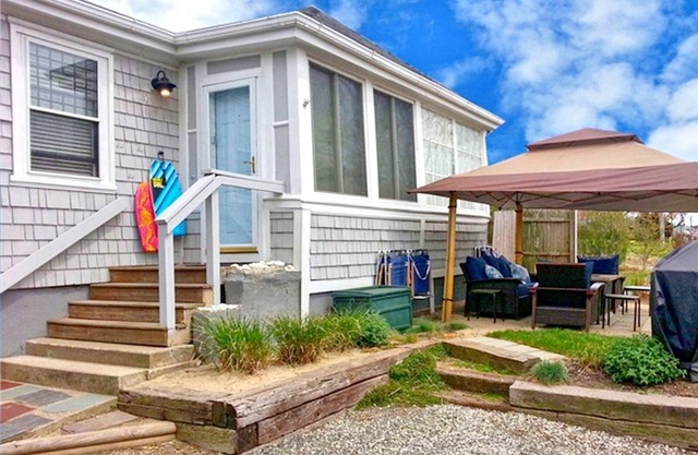 Easton's Beach House: Fall Weekends, Cozy Firepit, Steps to the Beach!