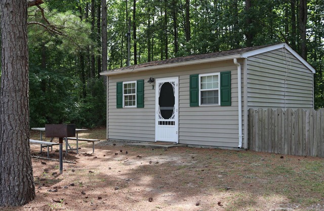 Ec Lake Gaston Cabin in natural woodland setting on beautiful Lake Gaston