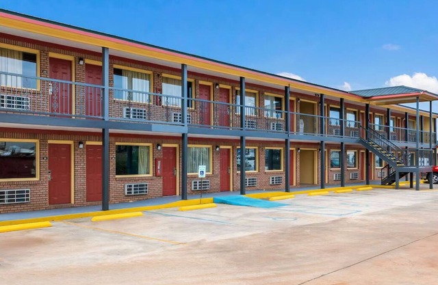 EconoLodge - Perfect Place To Rest on Your Long Way and Day.