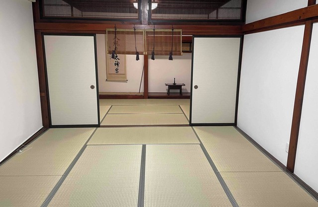 Edo Period retreat, over 150 years old, thatched-roof old minka house limited to one pair per day