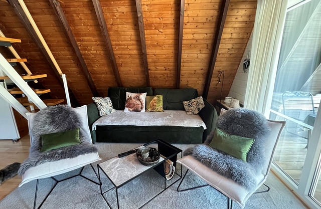 Eichhörnchen-in der Natur Zuhause-fass-sauna im Garten