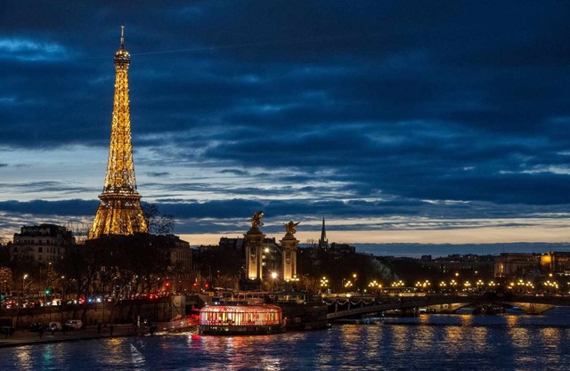 Eiffel Tower Views 1 Bedroom With Aircon