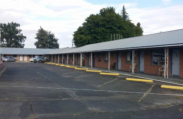 Eight Bar B Motel