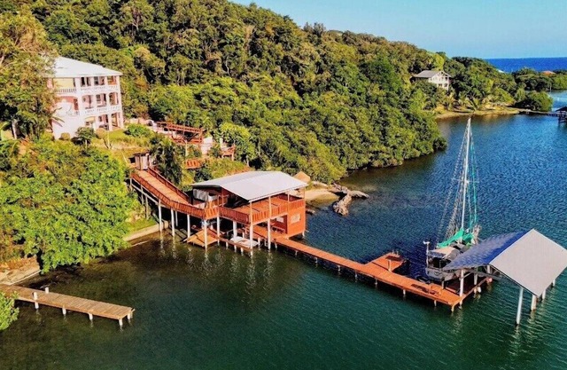 El Palacio Rosa on Blue Lagoon 2Br Beachfront