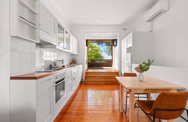 Elegant 1-Bed Oasis with Courtyard in North Sydney