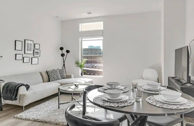 Elegant 2BR inTysons: Black & White + Amenities - Gym/Pool/Mall