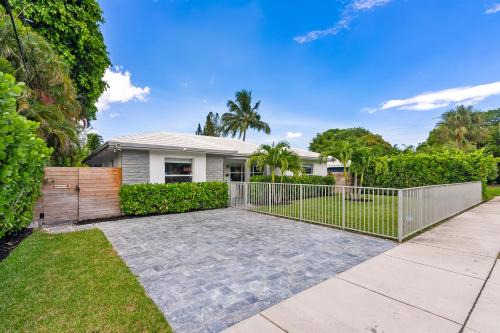 Elegant 3br Getaway W Pool, Near Wpb Hotspots
