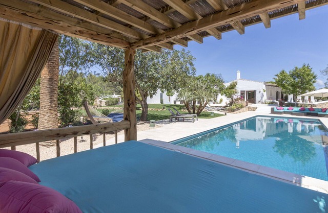 Elegant 4 Bedroom Villa in Santa Gertrudis, 1040