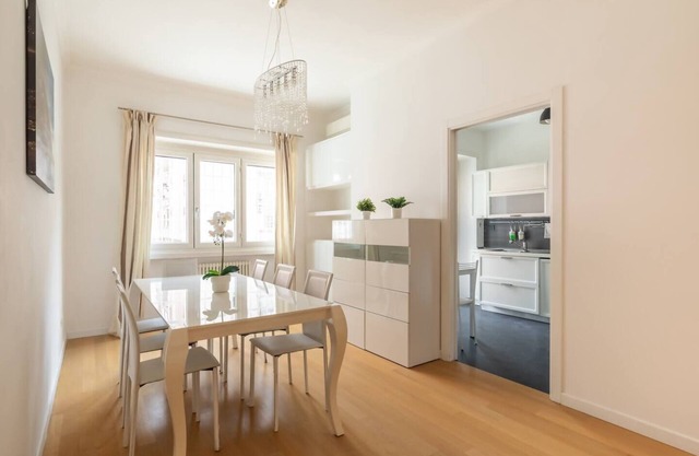 Elegant and Bright Apartment with Metro Nearby