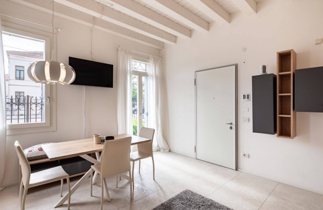 Elegant Apt W/Parking &1 min walk from Tram stop!