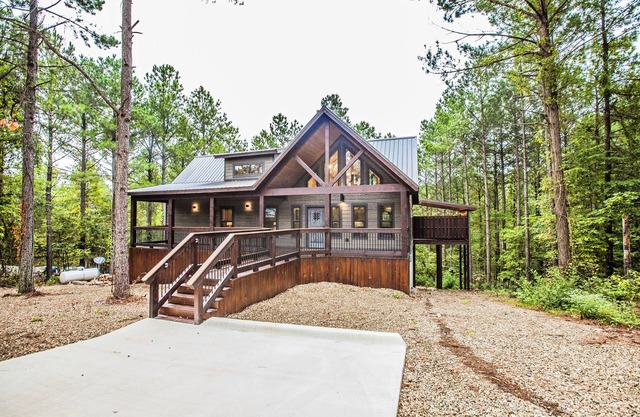 Elegant Couples Cabin, Magnolia Design, 5-Star Amenities