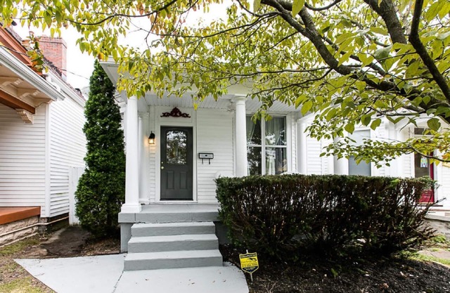 Elegant Home Steps to Restaurant Row!