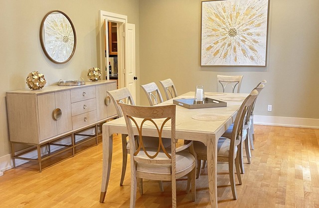 Elegant Home, two blocks to The Square and walk to The Vaught